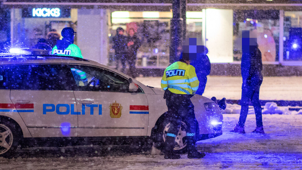 HÅNDGEMENG: Politiet stormet til for å bryte opp et basketak midt ute på torget.