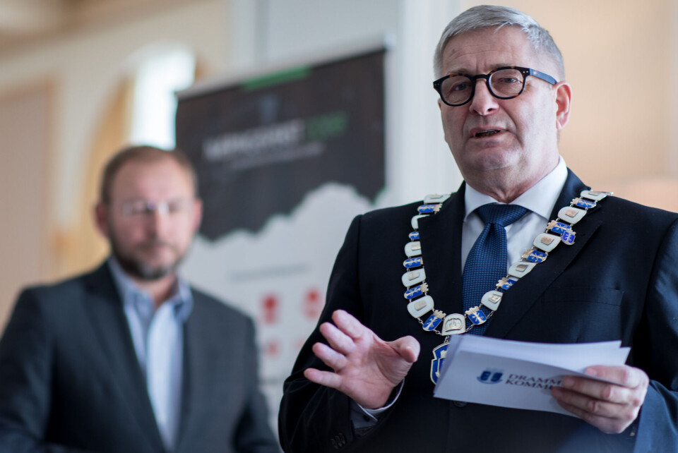 PRESENTERTE VINNERNE: Ordfører Tore Opdal Hansen og Rune Kjølstad (bak).