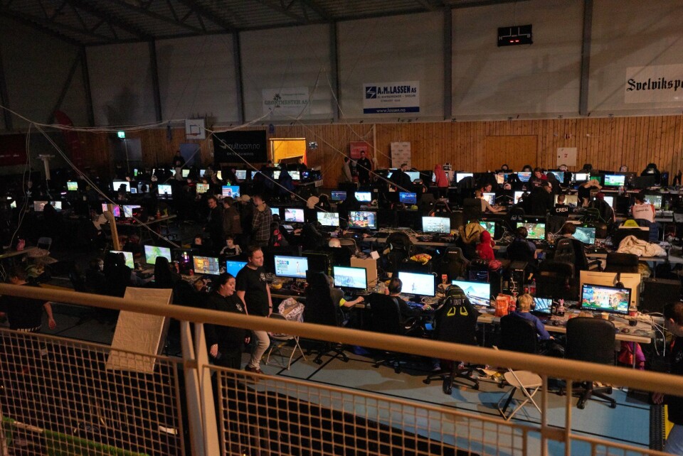 300 STREAMERE: Unge som voksne koste seg i Ebbestadhallen forrige helg.
