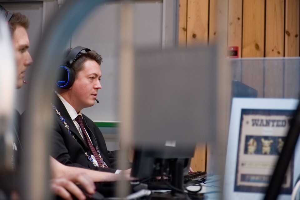 KONSENTRERT: Ordfører Andreas Muri ser ut til å ta utfordringen på strak arm.