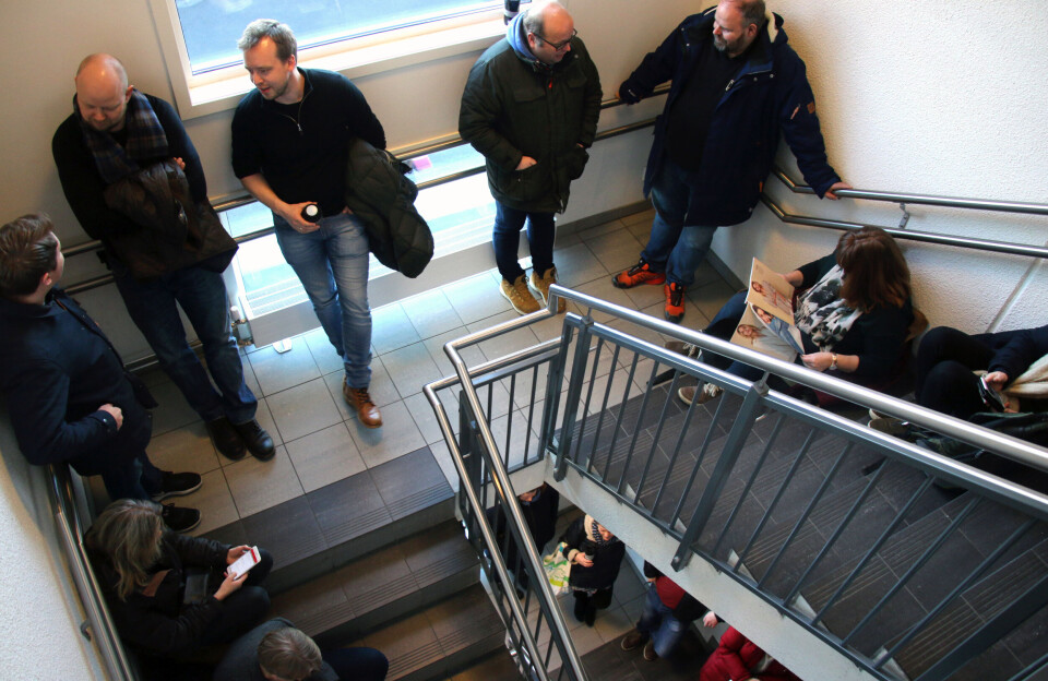 LANGE KØER: Da køene var på sitt lengste hadde folk tatt fri fra jobb og pakket med seg kaffe i termos og mat i matpakker for å forhåpentligvis få time under drop-in i Nedre Eiker.