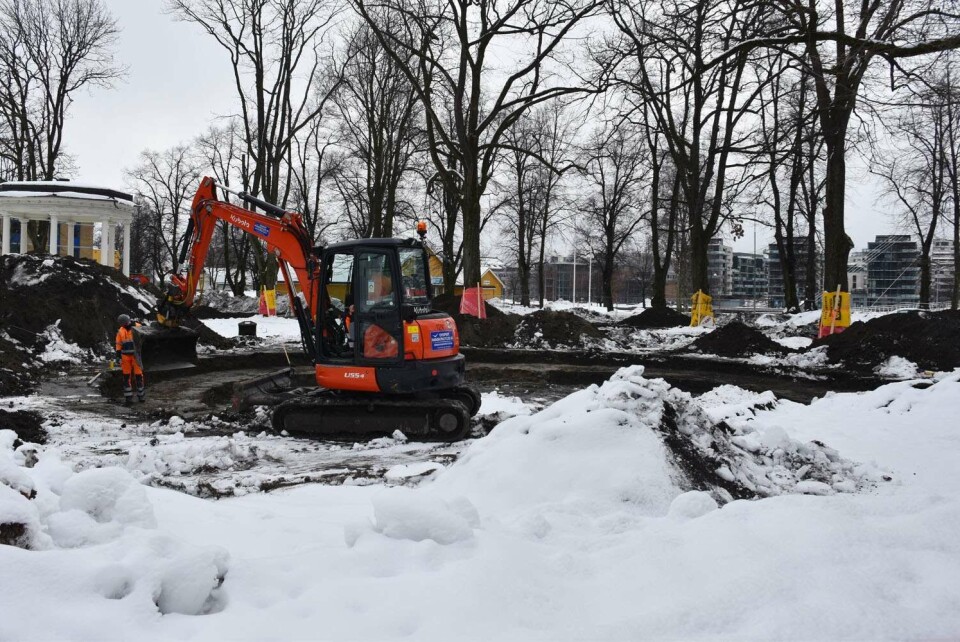 GRAVER: I disse dager er det gravearbeider i Drammen Park i nærheten av gamle Park hotell. Her skal det anlegges en aktivitetspark for eldre med trær, blomster og bocciabane.
