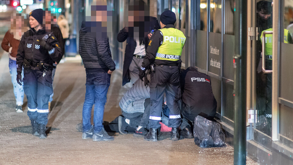 Kort tid i forveien ble også en annen mann innbragt fra samme sted, men denne gangen av politiet til arresten.
