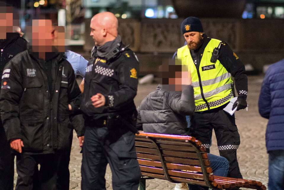 SLÅTT TIL BLODS: En av dørvaktene ble hentet av ambulanse og fraktet til legevakt med et blodig øye.