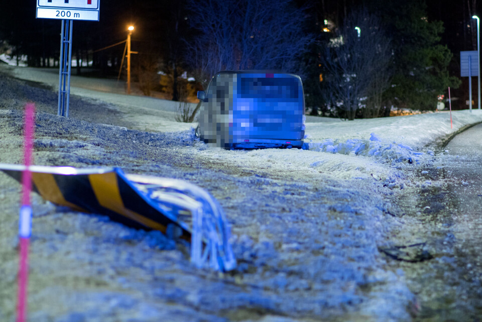 Full mann i firmabil bommet totalt på E18-avkjøring
