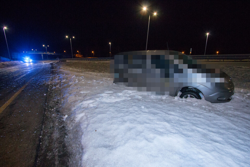 Full mann i firmabil bommet totalt på E18-avkjøring