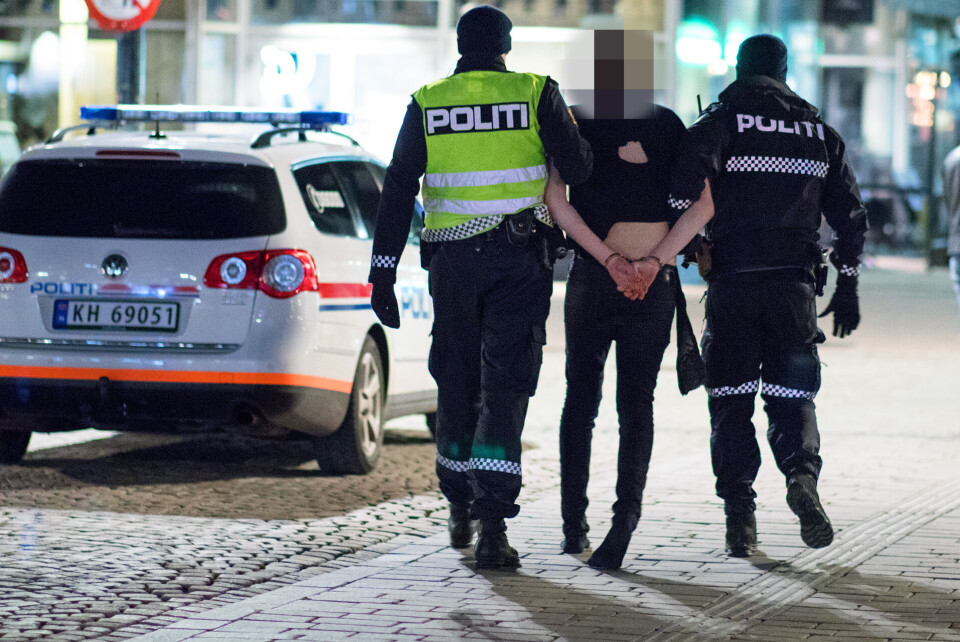 SÅ FILLENE FØK: I sokkelesten og med opprevet skjorte gikk turen videre til arresten for denne mannen.