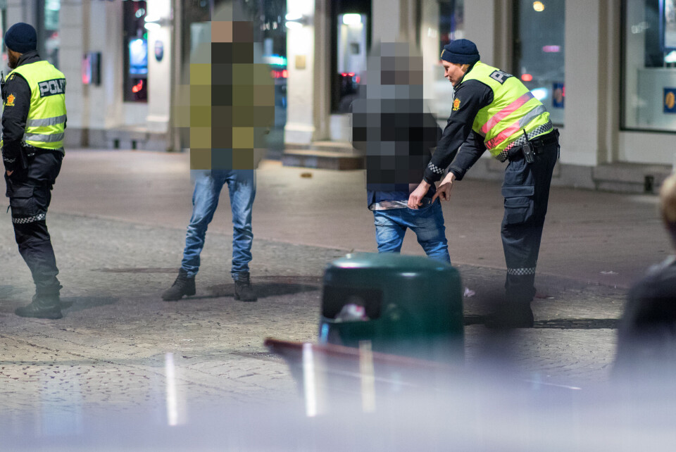 - HAR DU NOE I LOMMENE DINE? Politiet undersøker en mann på torget, formentlig etter mistanke om narkotikabesittelse.HADDE FÅTT NOK: Enkelte trenger litt ekstra bistand for å komme seg hjem etter en fuktig kveld på byen.