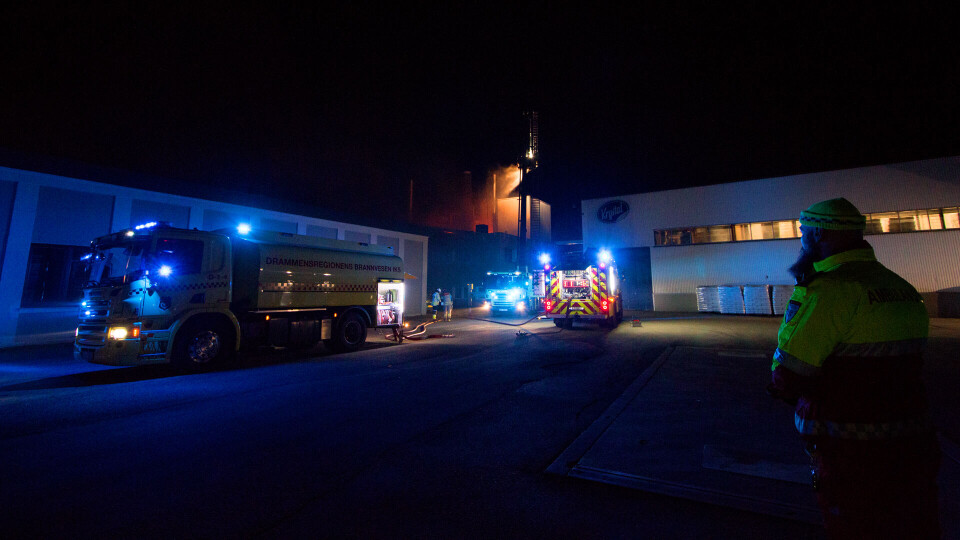 Store skader etter kraftig industribrann hos Krystal fabrikker