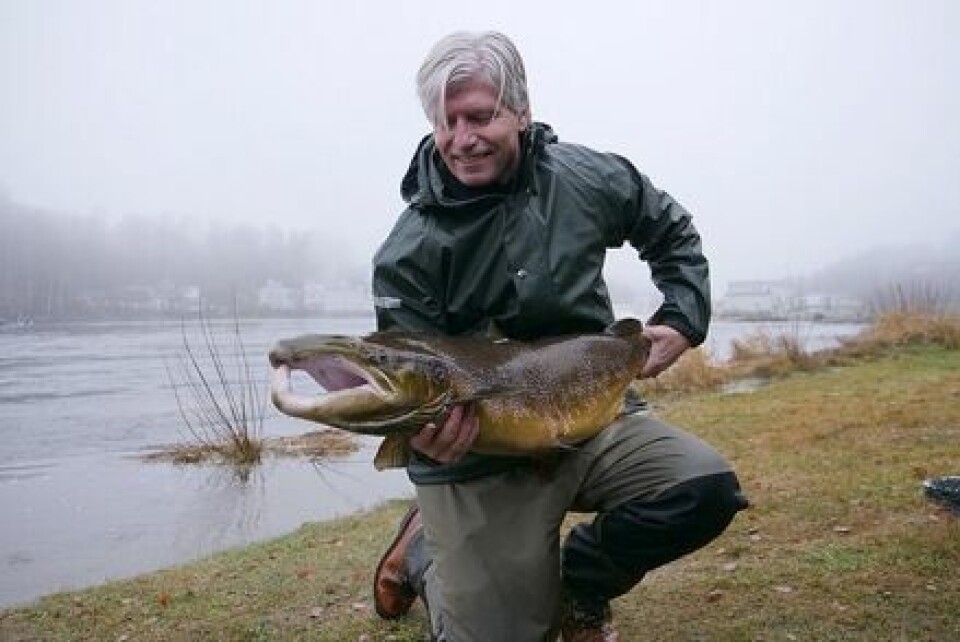 OLA ELVESTUEN: Ministeren besøkte Hellefossen og stamfisket etter laks i høst. Nå håper ordfører Ann Sire Fjerdingstad å få et nytt møte med ministeren for å redde de 80 arbeidsplassene på fabrikken.
