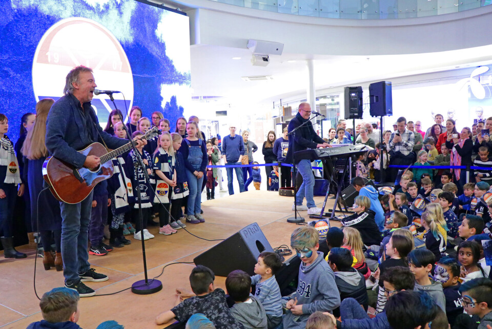 Fullt hus av jublende små blå på Strømsgodsets familie-kickoff