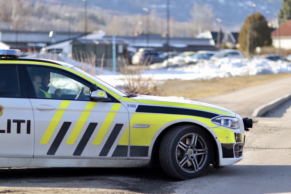 PÅ UTKIKK: Her var politiet ved Hegg skole.