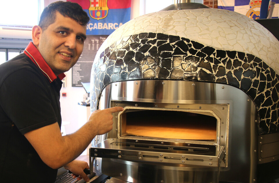 NY PIZZAOVN: Den italiensk-importerte pizzaovnen steker pizzabunnene med både varmluft og flammer.