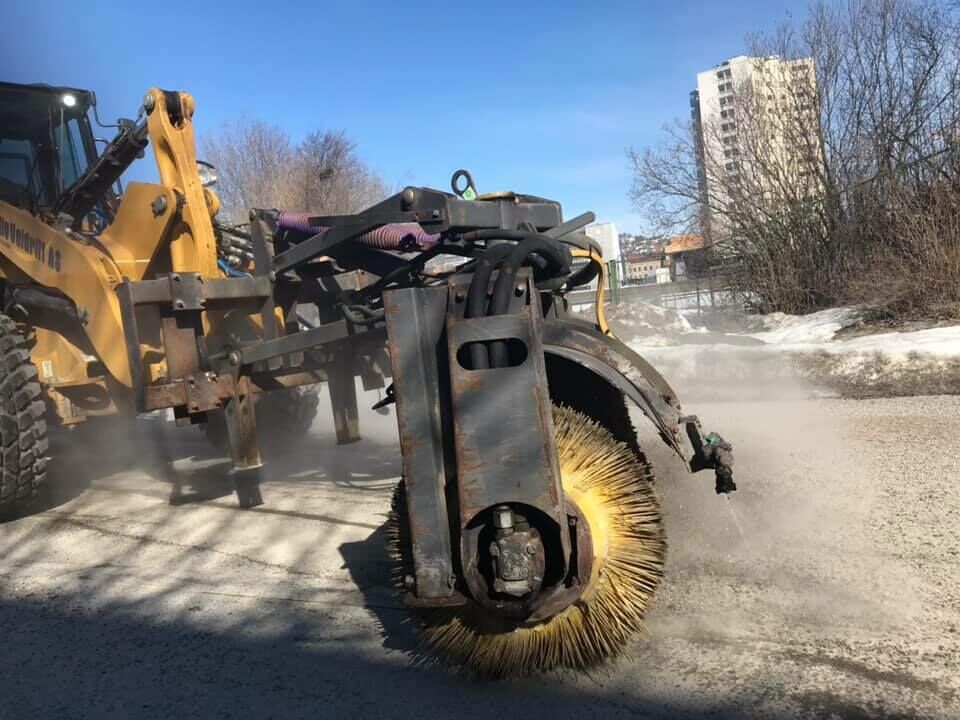 I GANG: Her er feiebilen i aksjon på gangveiene i sentrum. (FOTO: DRAMMEN KOMMUNE)