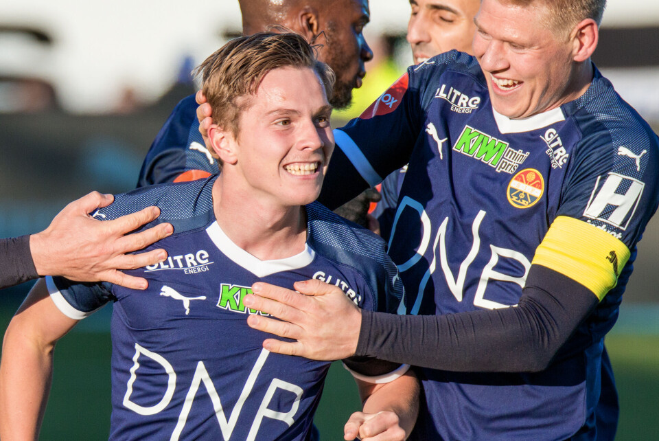 KJEMPETREFF: 18 år gamle Johan Hove og kaptein Jakob Glesnes jublet for kjempeskuddet fra drøyt 20 meter.