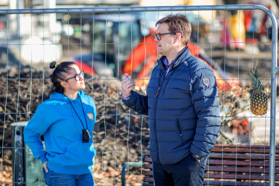 FULL BYGGESTOPP: Erik Udnæs i Drammen kommune forklarer at arbeidene i Byparken i beste fall blir kraftig forsinket.