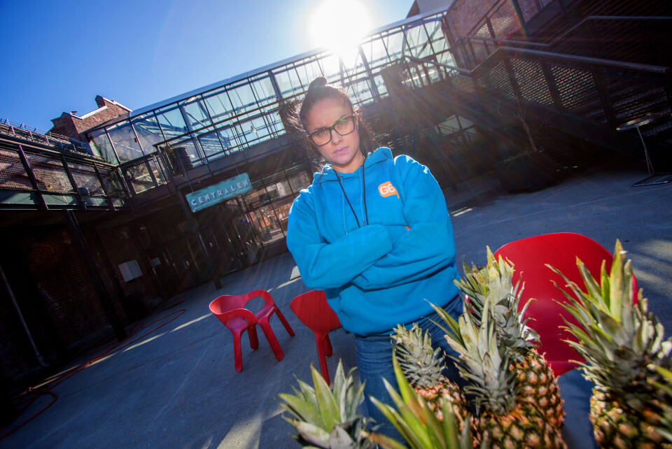 ANANAS: Årets tema skulle være ananas, og dekorasjonene er allerede kjøpt inn, forklarer prosjektlederen. Hun har liten sympati for at 1000 år gamle ruiner kan ødelegge for årets store ungdomsfest.