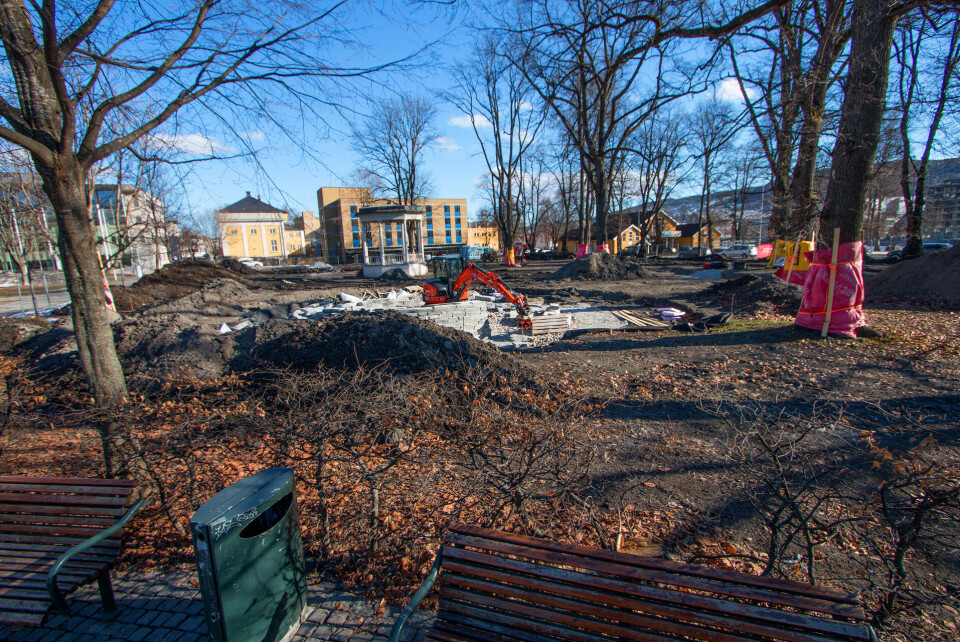 FUNNOMRÅDET: Byparken mellom den nye lekeparken og Park. Kanskje må hele området mellom Hauges Gate og Øvre Strandgate graves opp.