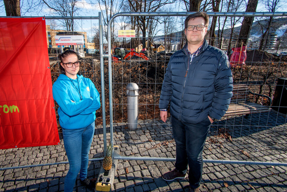 BYPARKEN: Gravearbeidene går sin gang, og Eldreparken skal stå klar i juni, forteller Erik Udnæs (til høyre). Prosjektleder Maria Voss i Elvevill gleder seg til å arrangere «Elvevill» i Byparken under Elvefestivalen.