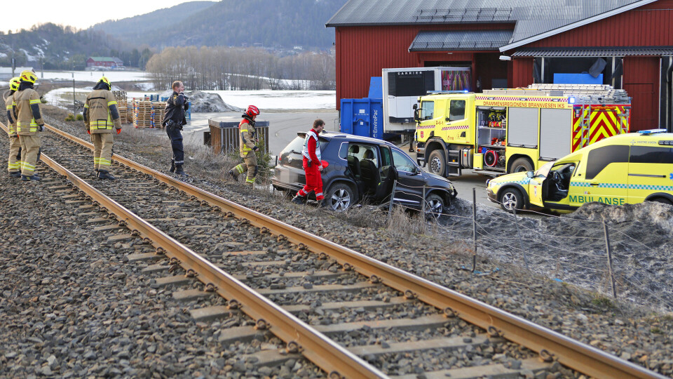 PÅ SKINNEGANGEN: Bilen dro av veien før overgangen og hoppet over jernbanelinja.