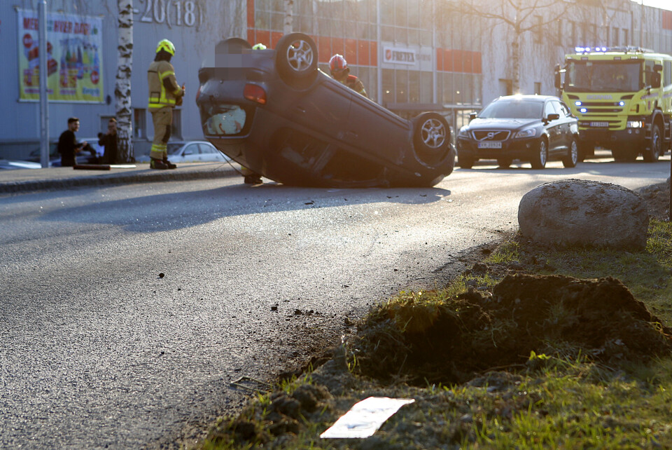 TRAFF STEIN: Bilen traff først en stein til høyre for veibanen før den gikk rundt.