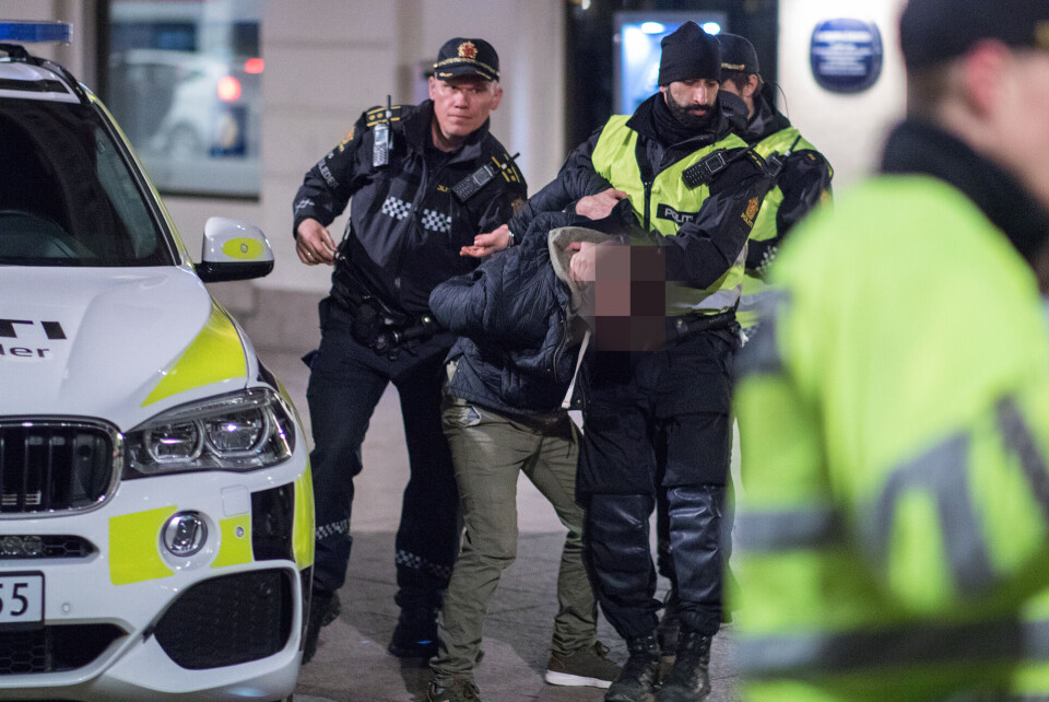 ARRESTEN NESTE: Utagerende mann av det lite samarbeidsvillige slaget - hevdet han hadde spist fleinsopp.
