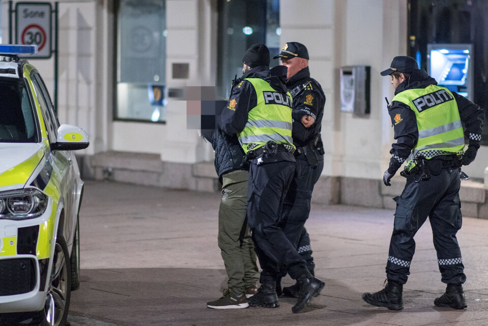 - Han var overstadig beruset og utagerende. Han hevdet han hadde spist fleinsopp, og ble sjekket ut på legevakten og funnet i orden før han ble kjørt arresten, sier Kråkenes.