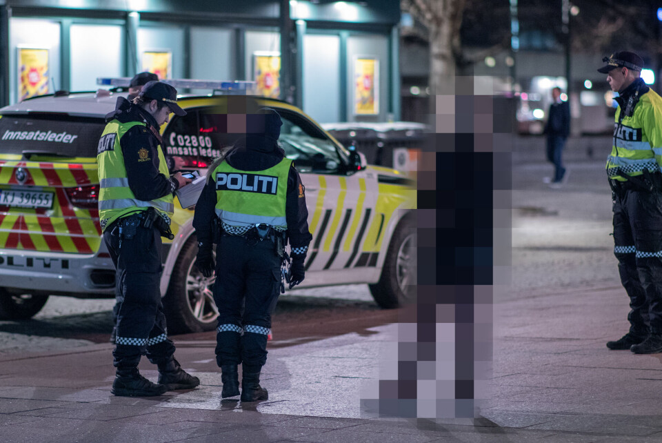 BORTVIST: To menn ble bortvist fra torget etter å ha havnet i håndgemeng med hverandre.