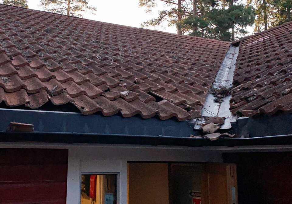 FIKK ØDELAGT TAKET: Her har noen tatt seg opp for å rive løs takstein og knuse disse mot asfalten.