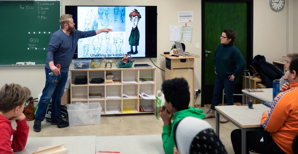 SKOLEFREMVISNING: Regissør Robert Depius og produsent Yvonne Blavik var nylig i klassen til Jonathan Gebuhr på Aronsløkka skole for å fortelle om filmen. (Foto: Simen Falck Evensen)
