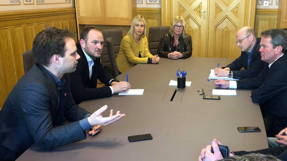 MINISTER-MØTE: En lokal Frp-delegasjon var onsdag på stortinget for å diskutere veien videre i bom-saken med samferdselsminister Jon Georg Dale (til venstre).