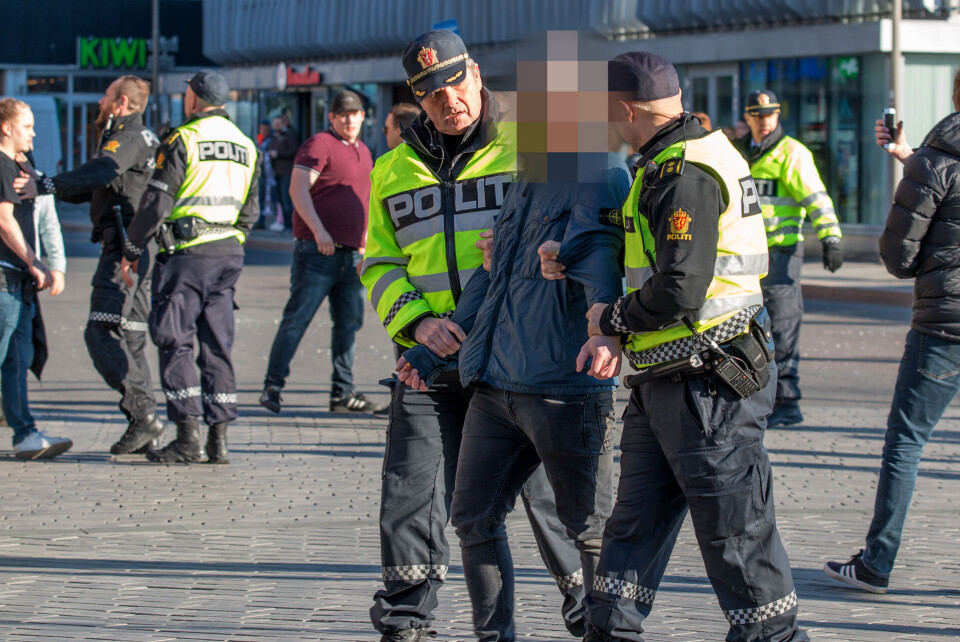 Full klinsj mellom Godsetunionen og 3050-supportere før kampen