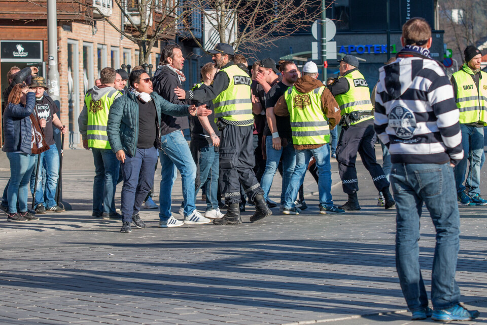 BORTVIST: Flere ble bortvist fra stedet, men det er foreløpig ukjent om noen ble innbrakt av politiet.LEDDBUSS: Mens det stod på som verst under tumultene på Strømsø så politiet seg nødt til å rekvirere en leddbuss for som ble plassert mellom partene, slik at de kunne gå adskilt, hver for seg, bort til Marienlyst før kampstart.