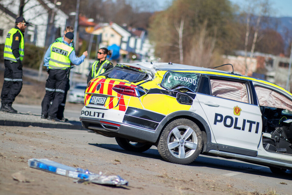 VRAK: Bilen gikk rundt før den landet på hjulene igjen. Alle airbagene er løst ut.