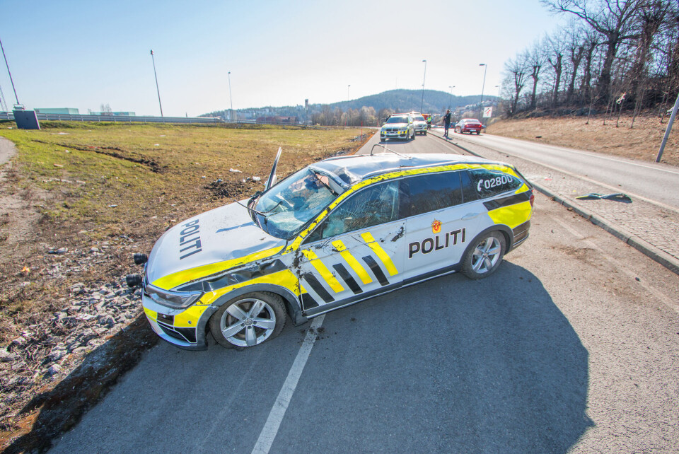 Politibil fra UP vraket i E18-rundvelt under fartsmåling