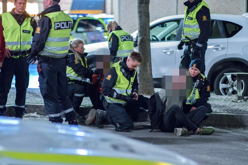 Politiet ble hindret og truet da de skulle bryte opp slåsskamp
