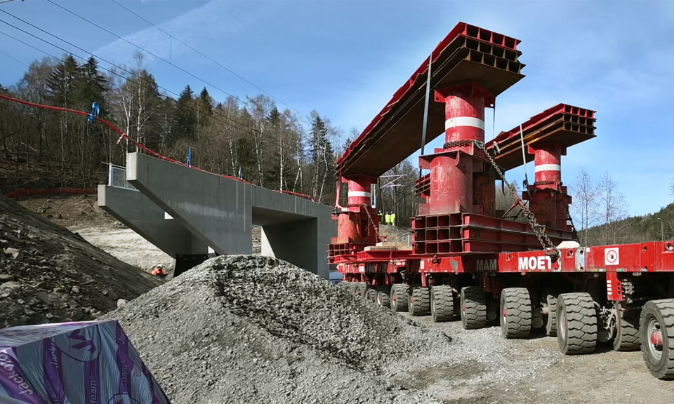 Kraftkaren Mammoet hadde ingen problemer med å løfte og transportere på plass den nystøpte kulverten på nærmere 300 tonn.