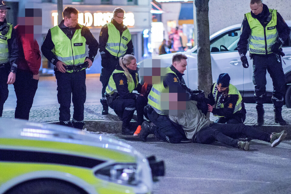 Politiet ble hindret og truet da de skulle bryte opp slåsskamp