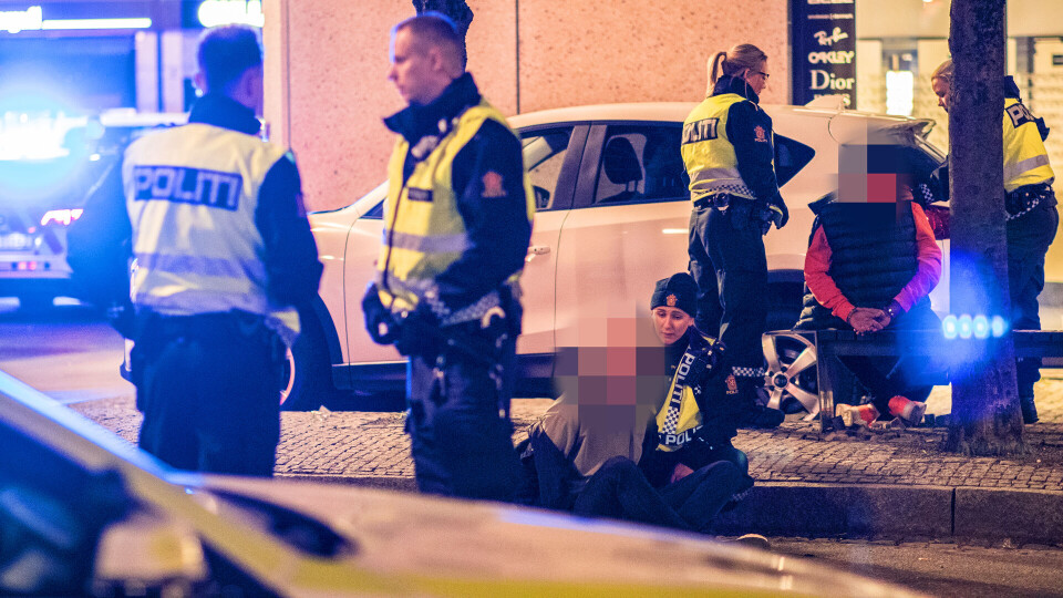 I JERN: Her har politiet fått kontroll på de to kamphanene.