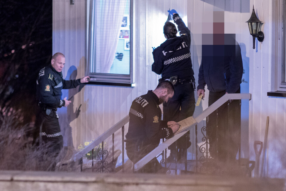 SIKRET SPOR: Politiet undersøkte blant annet inngangspartiet og vinduskarmer på eneboligen.