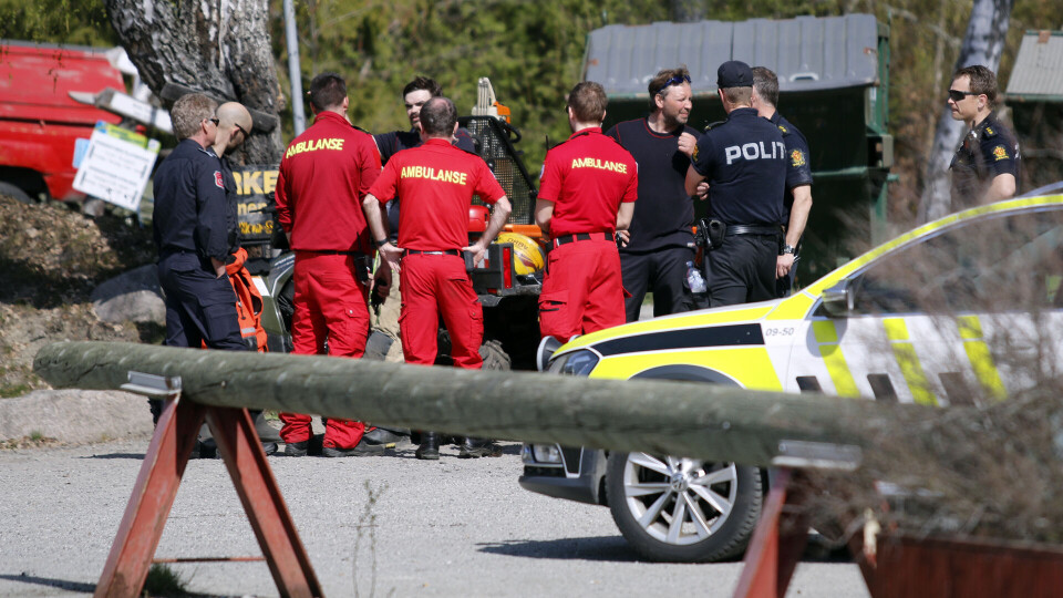 DEBRIEF: De involverte redningsmannskapene hadde etter operasjonen var avsluttet en debrief på parkeringsplassen ved Drammen skisenter. Bak skimtes ATV-en som hentet ut den omkomne mannen.