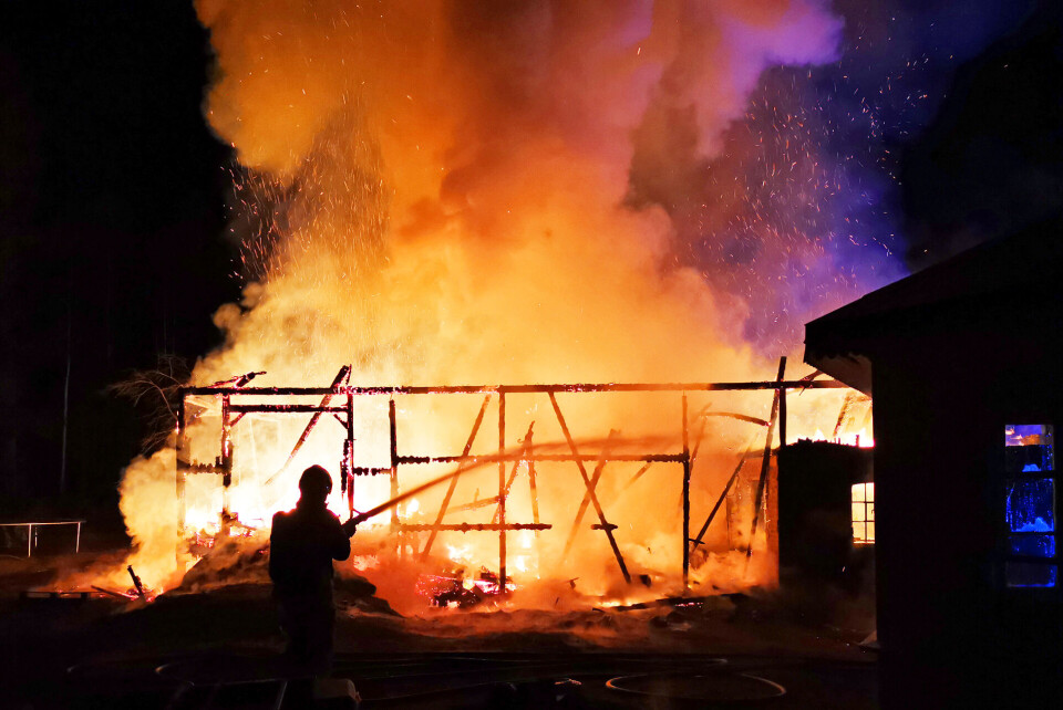 FOTO: POLITIETIfølge politiet skal det ikke ha oppholdt seg dyr i låven, og ingen mennesker er skadd. Dermed begrenser det seg til materielle skader på gården.