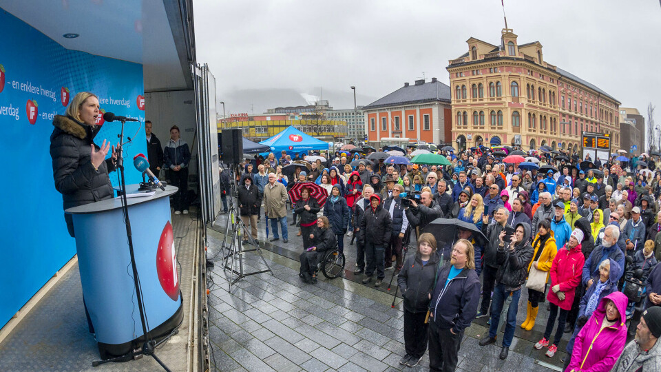 FOLKSOMT: Det var godt fremmøte tross dårlig vær på 1. mai i fjor. (FOTO: NILS J. MAUDAL / DRM24)