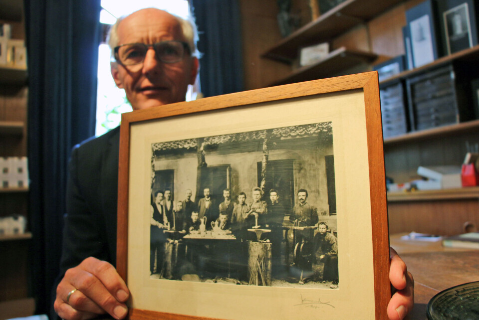 BEGYNNELSEN: Daglig leder Henning Bjørnstad med et bilde fra starten av 1900-tallet.