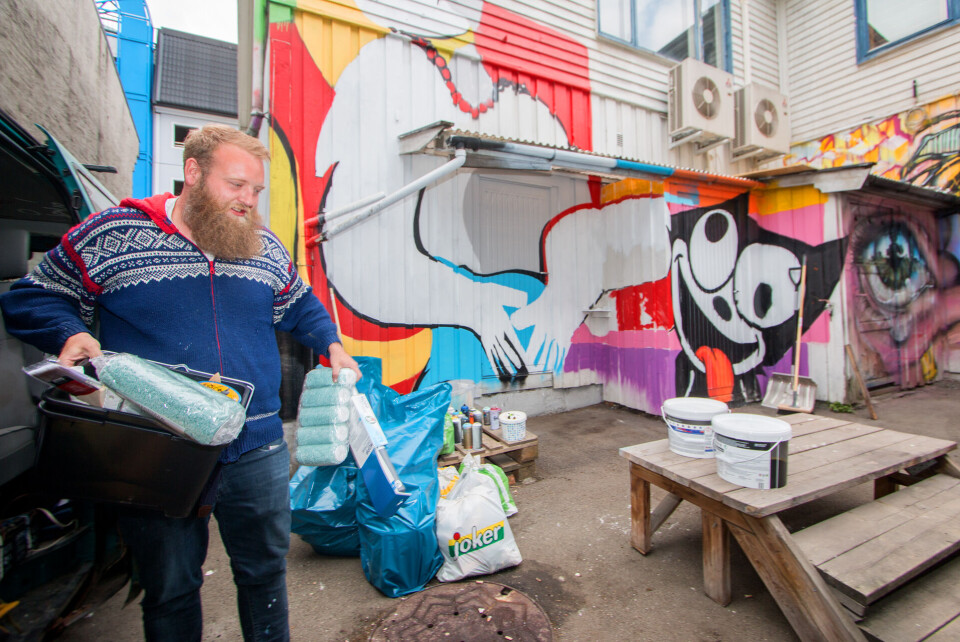 HENDENE FULLE: - Stedet har galleriånden i seg fra før, nå gjelder det å blåse liv i det igjen sånn at stedet skal bli husket for kunst, sier Eric Ness Christiansen.