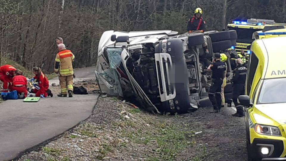 Førerhuset knust da lastebil med sement veltet i sving