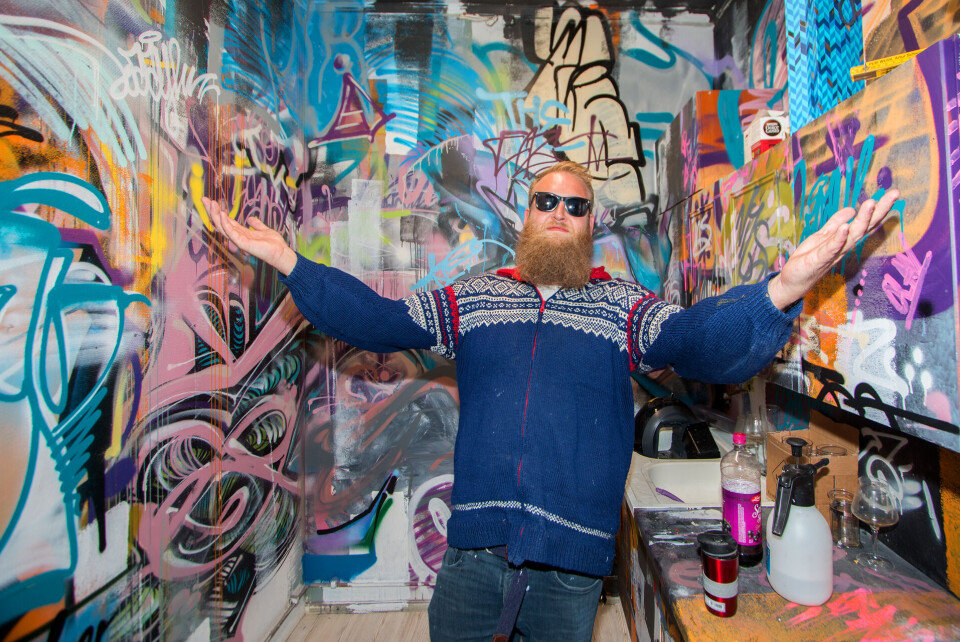 GRAFFITI-KJØKKEN: Ute i galleriet er det hvite vegger og sortmalt tak. På bakrommet er det mer kaospreg, som her på kjøkkenet.