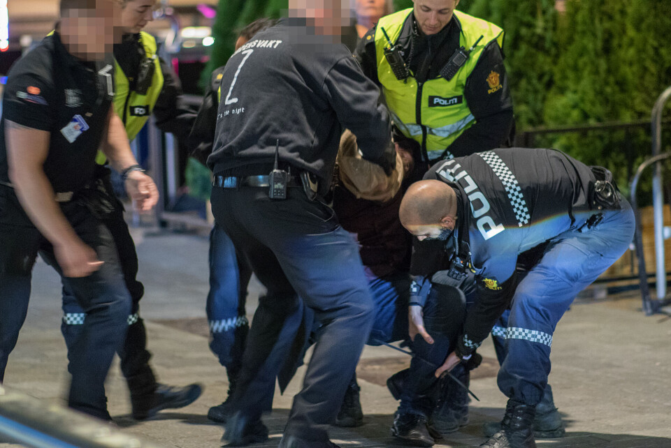 LITE SAMARBEIDSVILLIG: Med spyttehette, håndjern og tau rundt beina ble mannen likevel en hard nøtt for politiet.