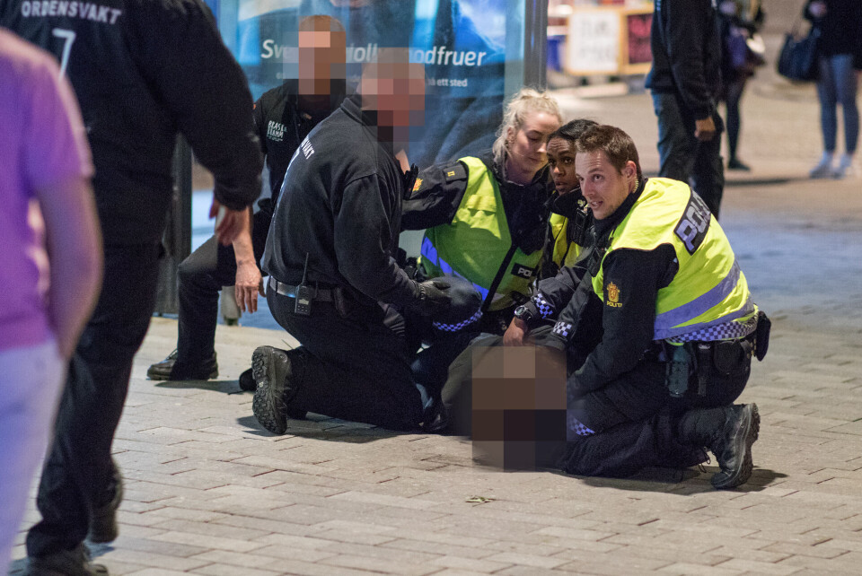 Det å få mannen trygt fra brosteinen på torget og inn til arresten skulle vise seg å bli en utfordring. Totalt seks politifolk med god bistand fra vaktene på Z, brukte omtrent ti minutter på å få mannen inn i «svartemarja».