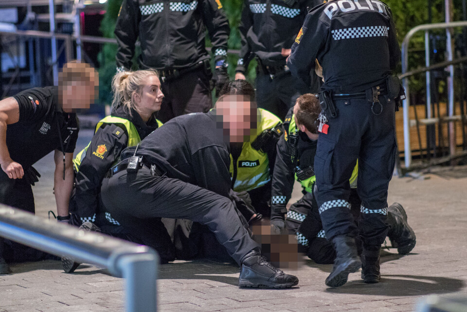 - Mannen ble først transportert til legevakten for å sjekkes ut av helsevesenet før han ble satt i arresten. Det er mistanke om at mannen var påvirket, men av hva vet vi ikke foreløpig, sier Groth.